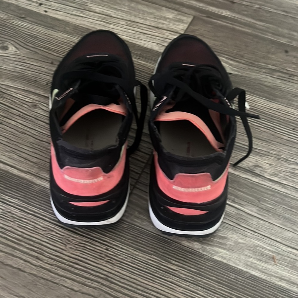 NIKES - Picture 2 of 4